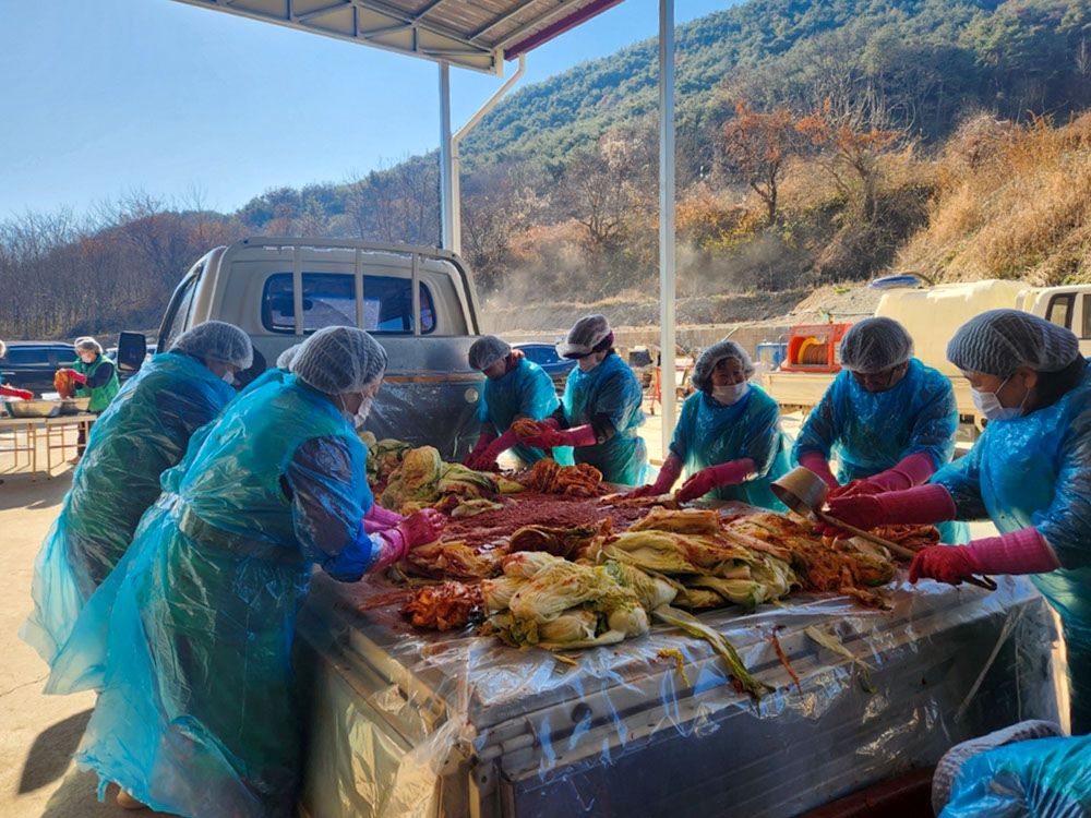 이방면 새마을부녀회, 경로당 어르신을 위한 사랑의 김장 나눔 행사 실시